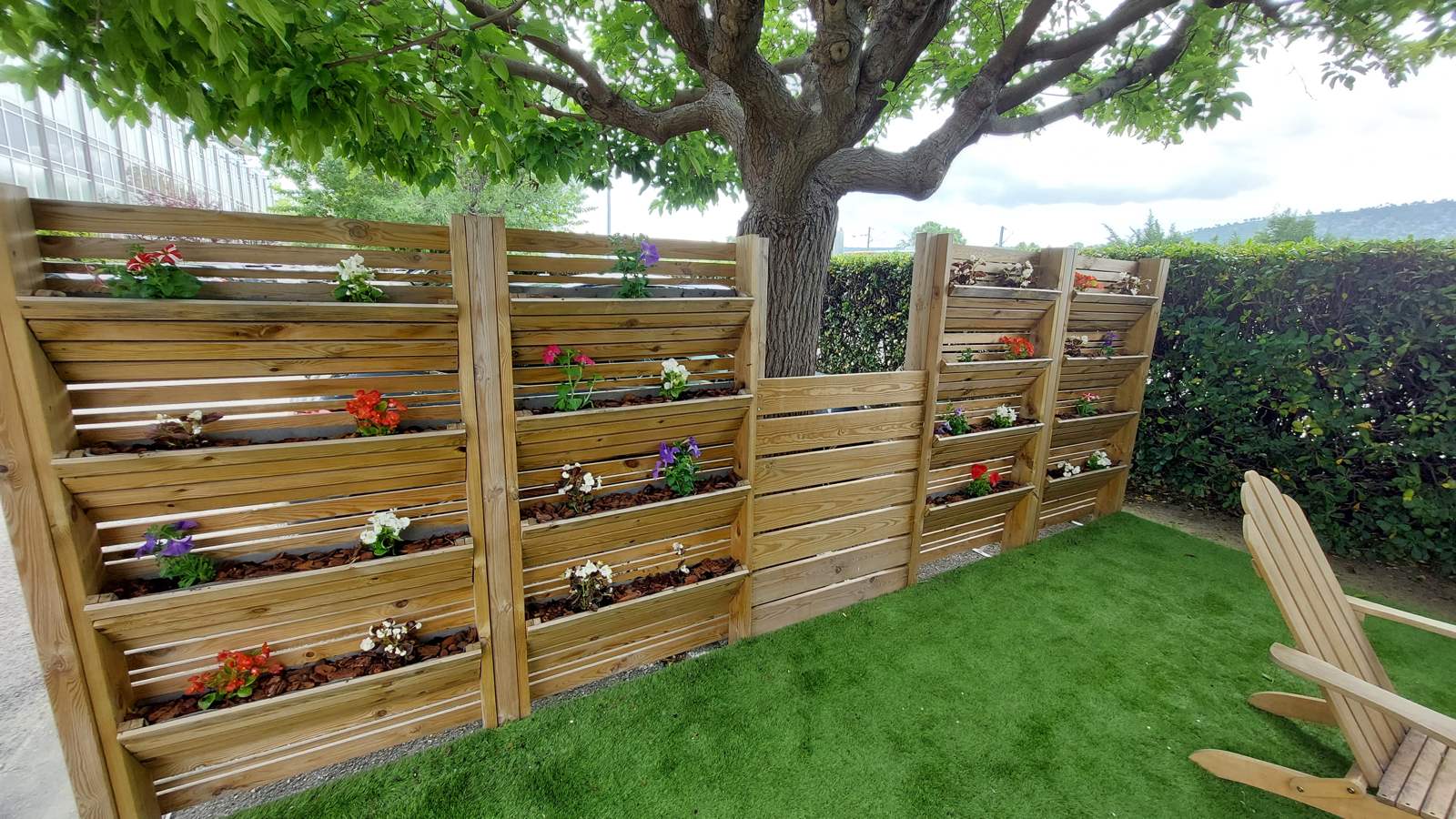 Aménagement de jardin avec palissade en bois