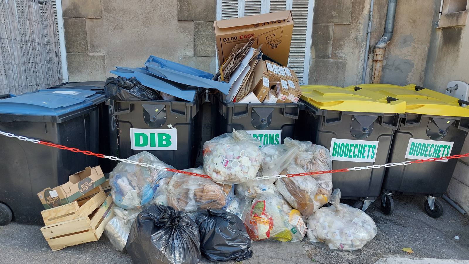 Bennes de tri lors d'une collecte