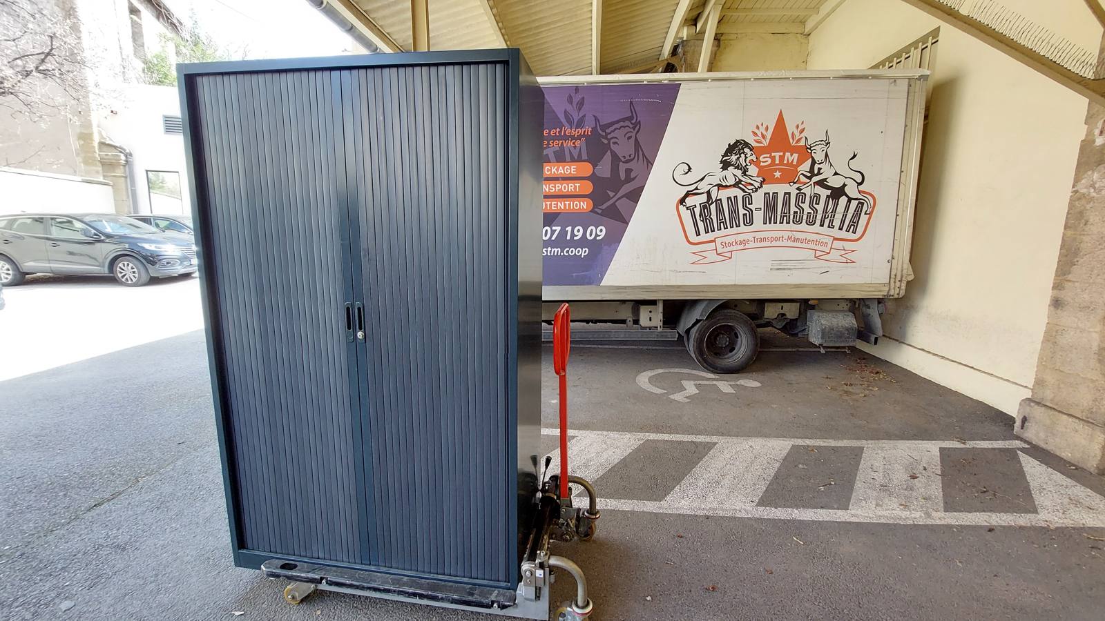 Camion Trans-Massilia en livraison à Marseille