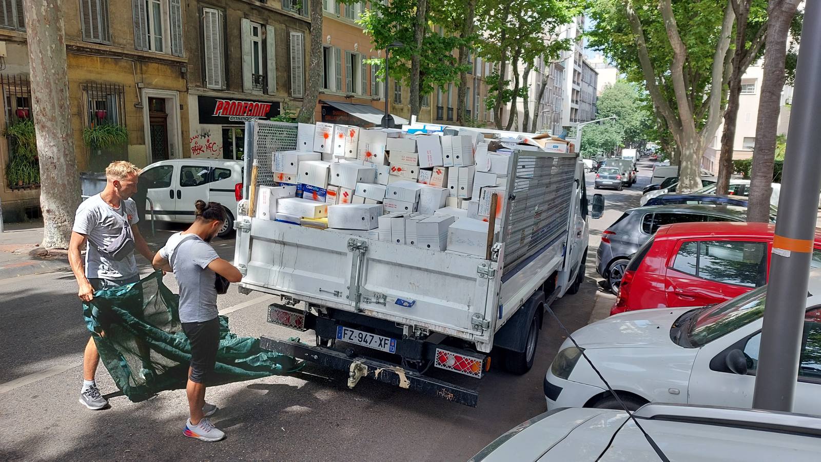 Collecte de papier en camion benne à Marseille