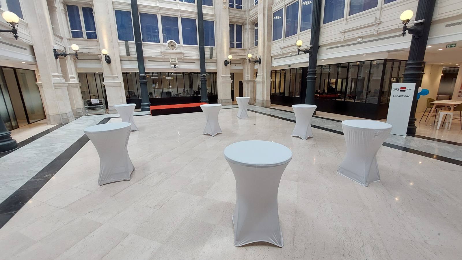 Installation de mobilier événementiel dans un atrium