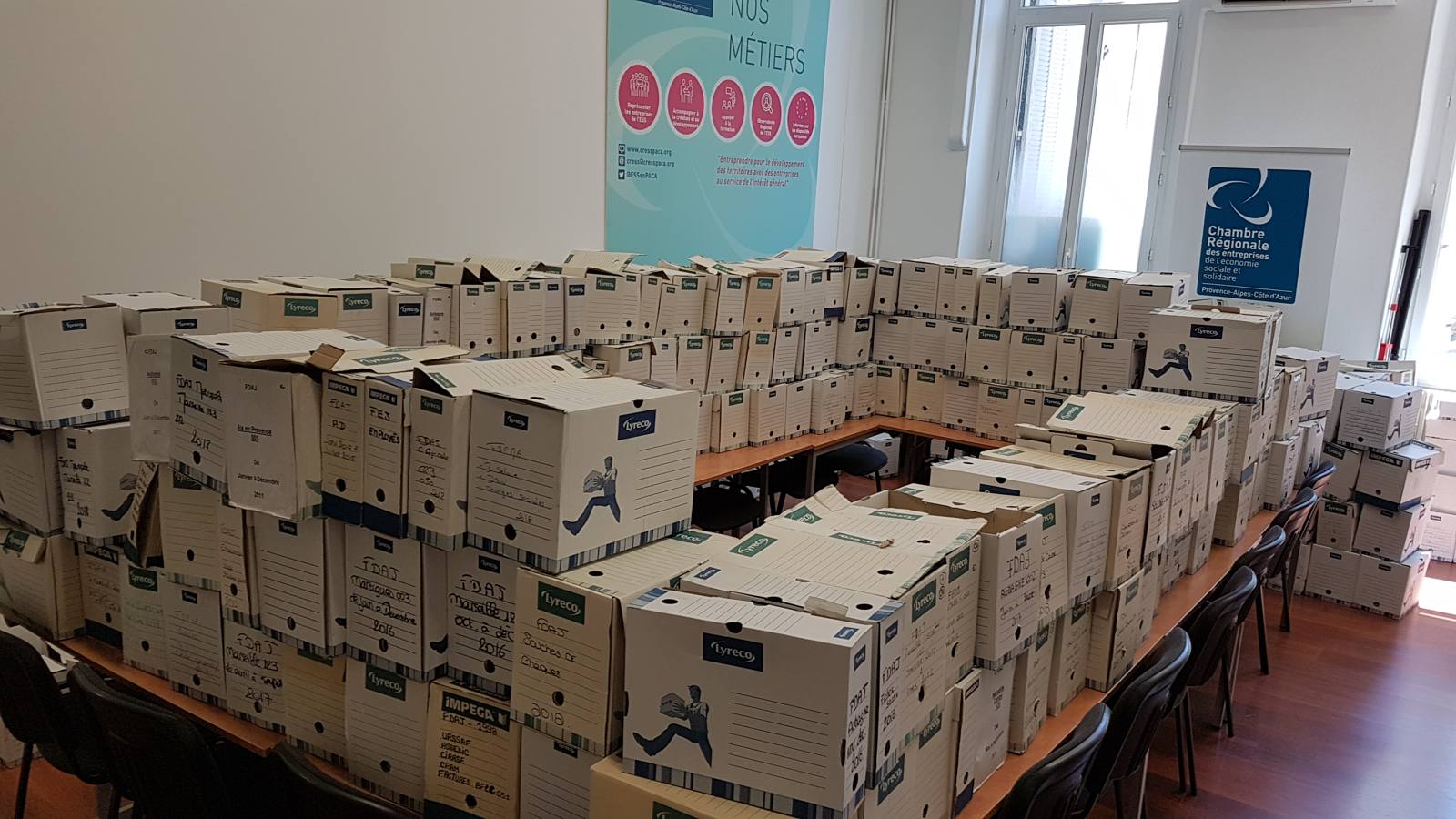 Cartons d'archives normalisés alignés