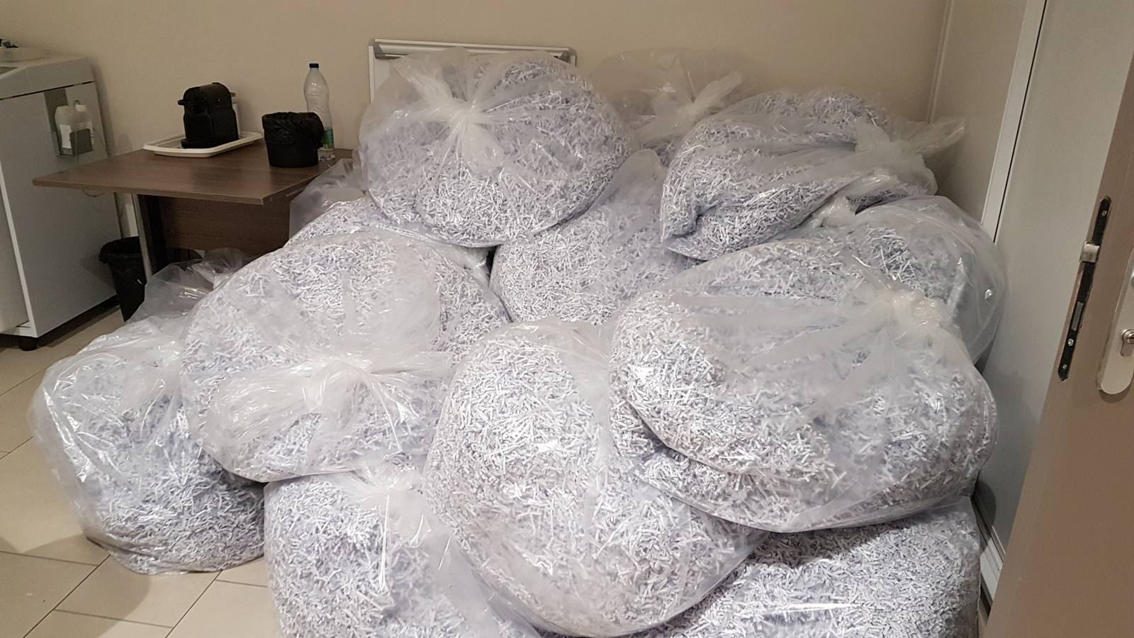 Papier confidentiel broyé prêt pour recyclage