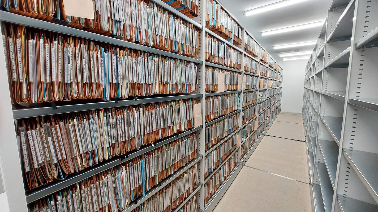 Salle d'archives avec dossiers classés