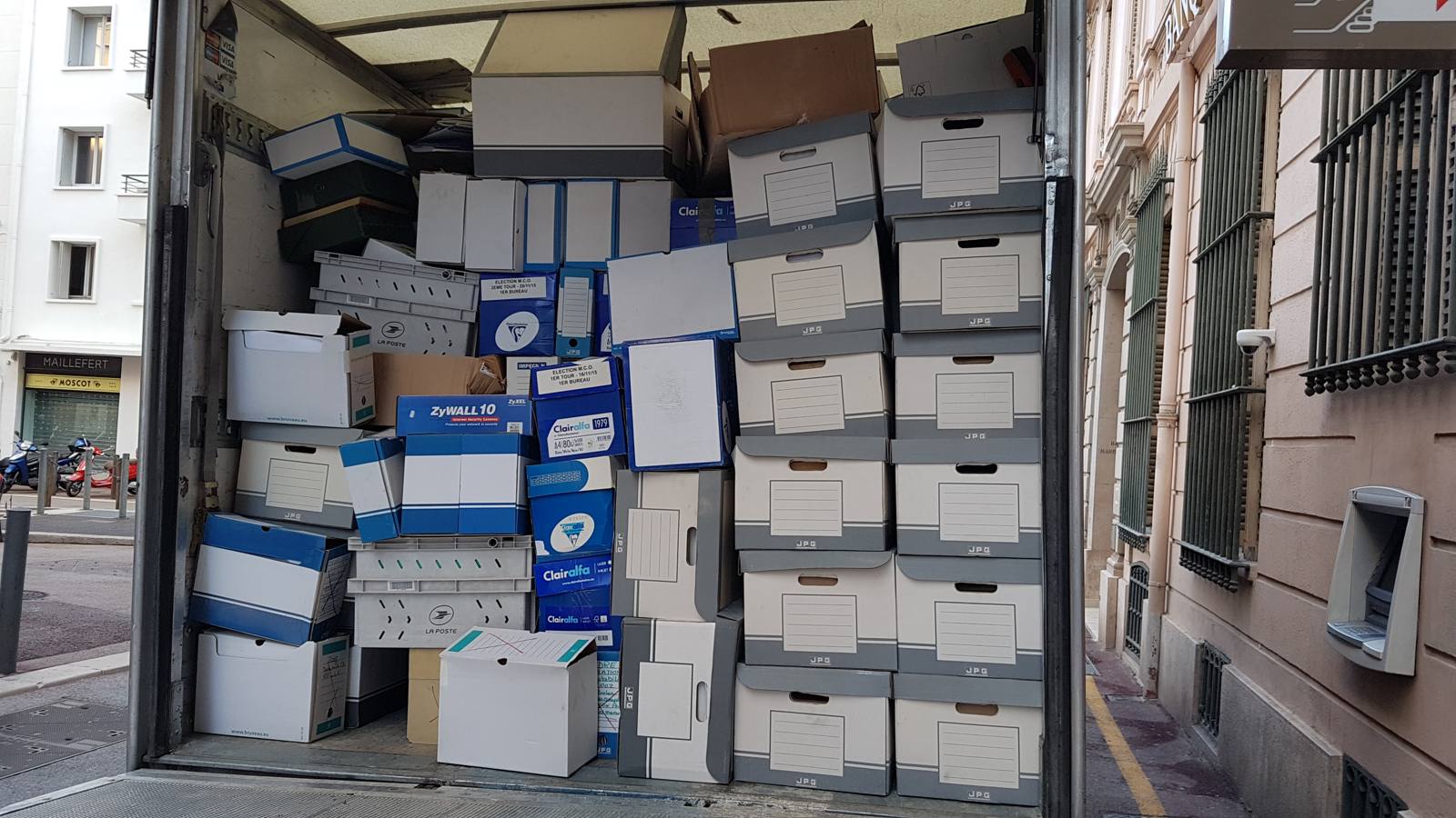 Camion chargé de caisses lors d'un transfert d'entreprise